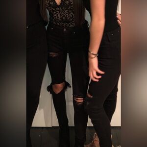 TOPSHOP black ripped jeans. Size 25